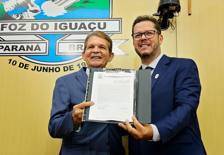 O prefeito de Foz do Iguaçu, Silva e Luna, e o presidente da Câmara de Vereadores. Paulo Debrito (à direita). Foto: Christian Rizzi/CMFI