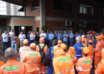 Encontro com trabalhadores da limpeza pública. Foto: divulgação/PMFI