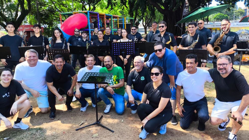 O prefeito General Silva e Luna participou, neste domingo (12), da Feirinha da JK, evento semanal que acontece na Praça Getúlio Vargas e na terceira pista da Avenida JK, em Foz do Iguaçu. Foto: divulgação