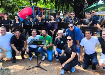 O prefeito General Silva e Luna participou, neste domingo (12), da Feirinha da JK, evento semanal que acontece na Praça Getúlio Vargas e na terceira pista da Avenida JK, em Foz do Iguaçu. Foto: divulgação