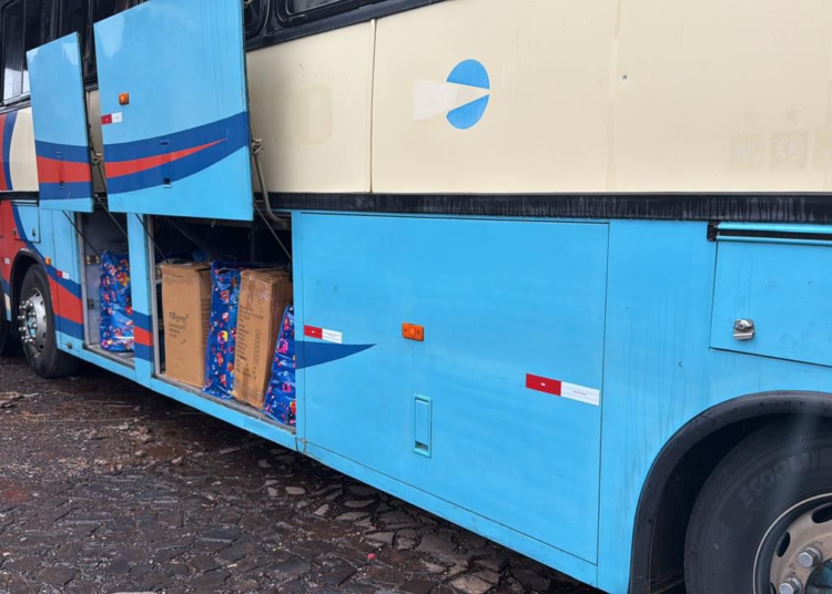 Um dos ônibus apreendidos com mercadorias irregulares. Foto: divulgação