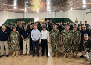 Cúpula das forças armadas do Paraguai em visita a quartel de Ciudad del Este. Foto: divulgação