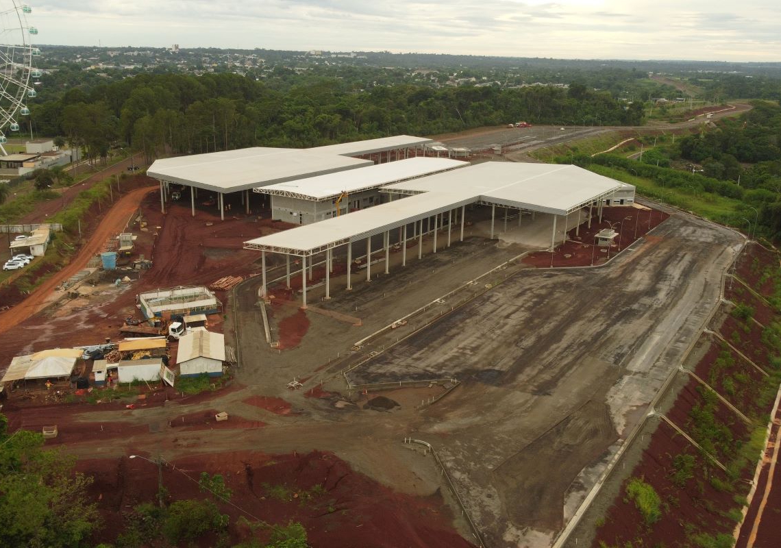 Na aduana Brasil – Paraguai, localizada na cabeceira da Ponte da Integração, estão em andamento serviços na parte interna do edifício administrativo e começaram os acabamentos internos no depósito de cargas apreendidas. Fotos: DER-PR