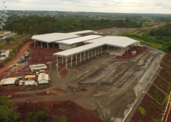 Na aduana Brasil – Paraguai, localizada na cabeceira da Ponte da Integração, estão em andamento serviços na parte interna do edifício administrativo e começaram os acabamentos internos no depósito de cargas apreendidas. Fotos: DER-PR