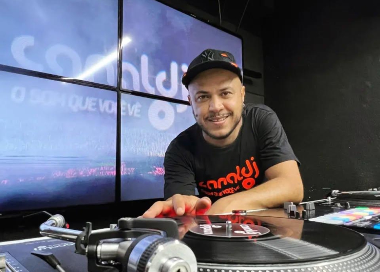 DJ Fábio San é amplamente conhecido pelo público por comandar o Canal DJ, referência nacional para quem aprecia clássicos das pistas de dança. Foto: divulgação