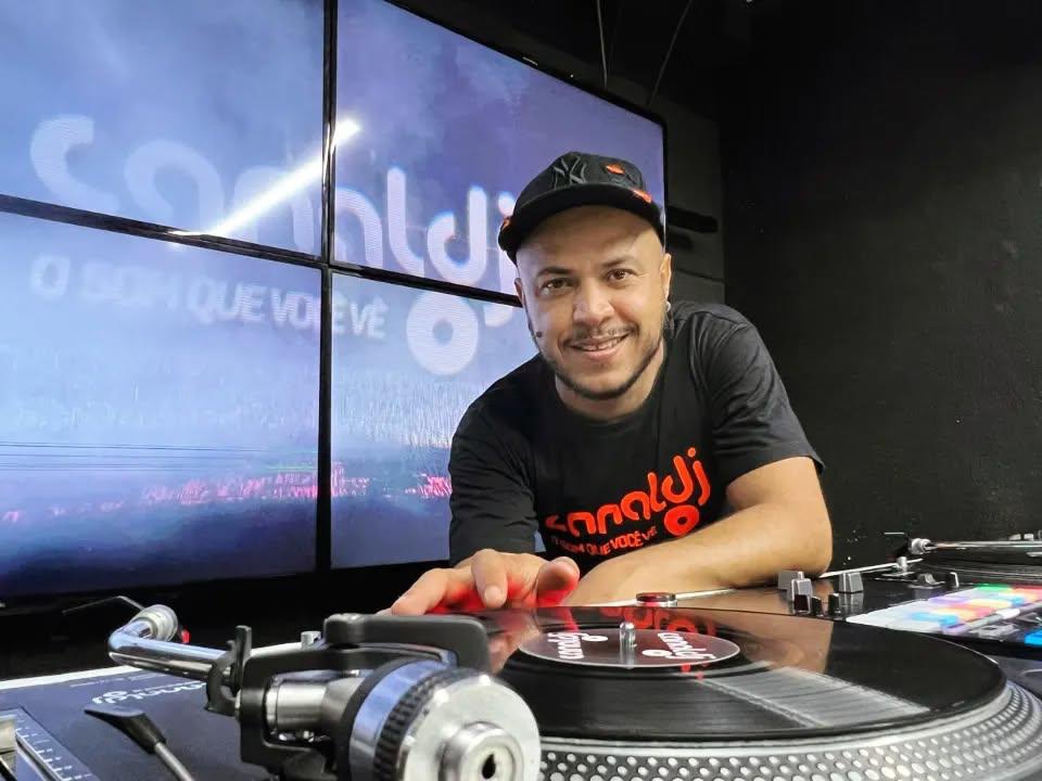 DJ Fábio San é amplamente conhecido pelo público por comandar o Canal DJ, referência nacional para quem aprecia clássicos das pistas de dança. Foto: divulgação