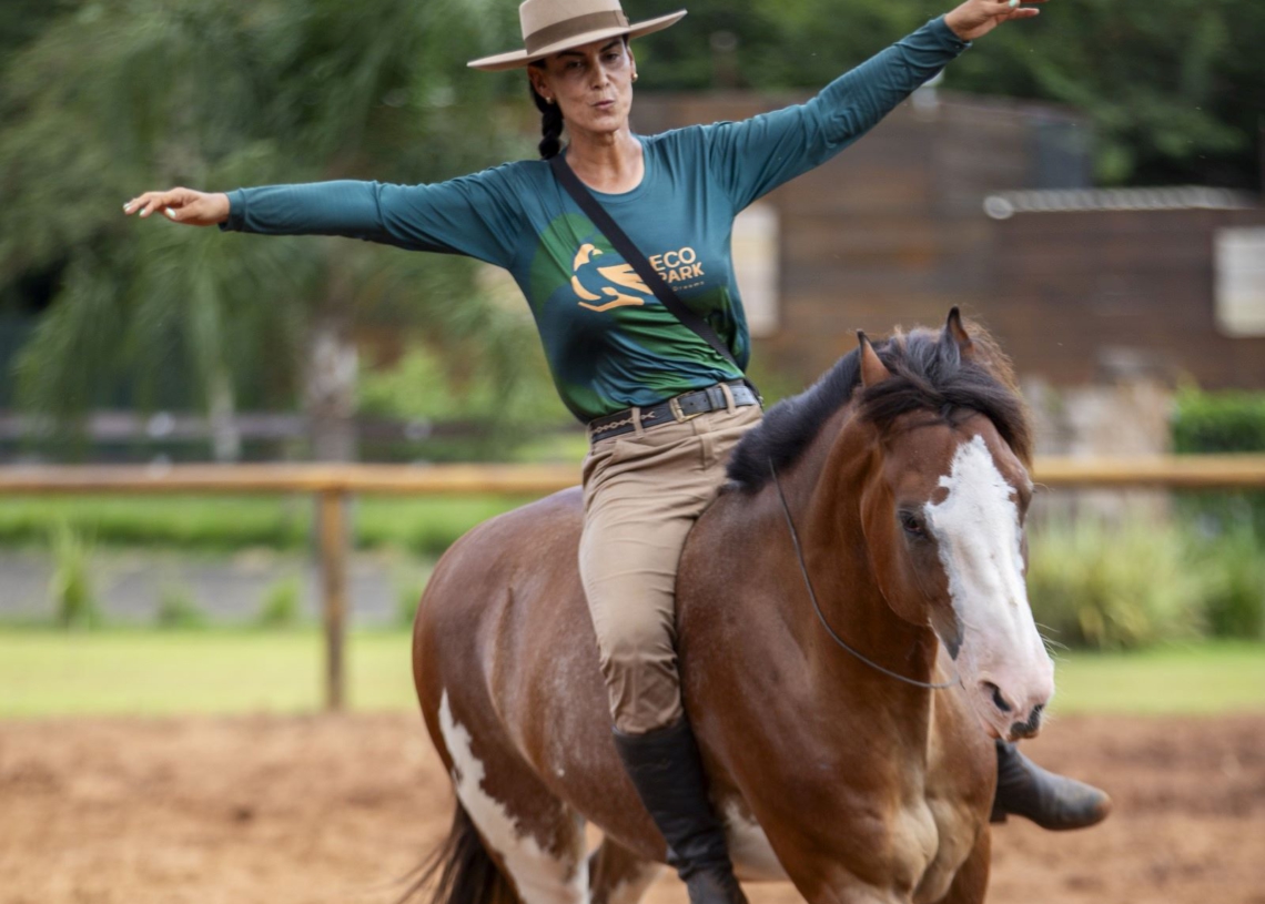 “Nesta nova demonstração, o cavalo tem a oportunidade de expressar seu comportamento natural e quão se sente conectado e seguro ao lado de sua treinadora”, afirma a treinadora Jheini Lamin. Foto: divulgação