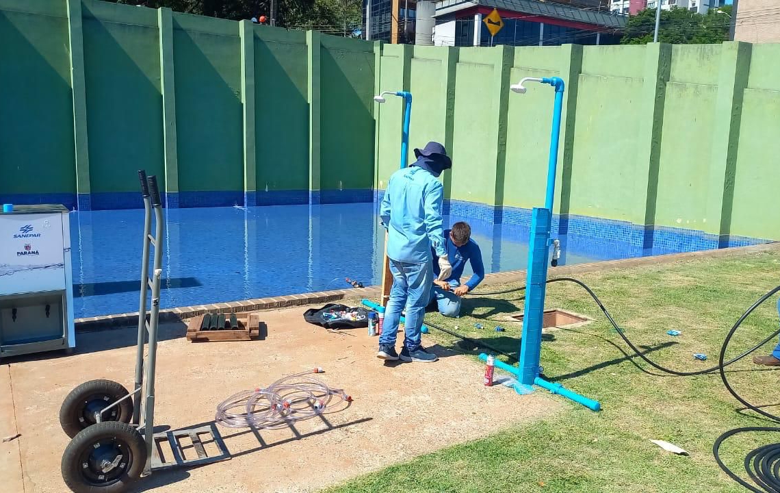 Instalção de duchas na Praça da Paz. Foto: PMFI/divulgação