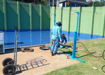 Instalção de duchas na Praça da Paz. Foto: PMFI/divulgação