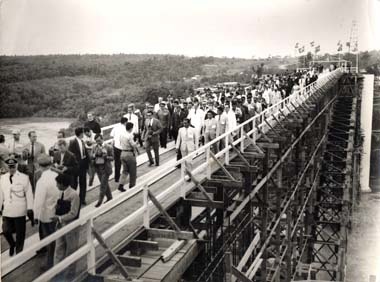 Foto da construção da Ponte da Amizade divulgada pela Receita Federal