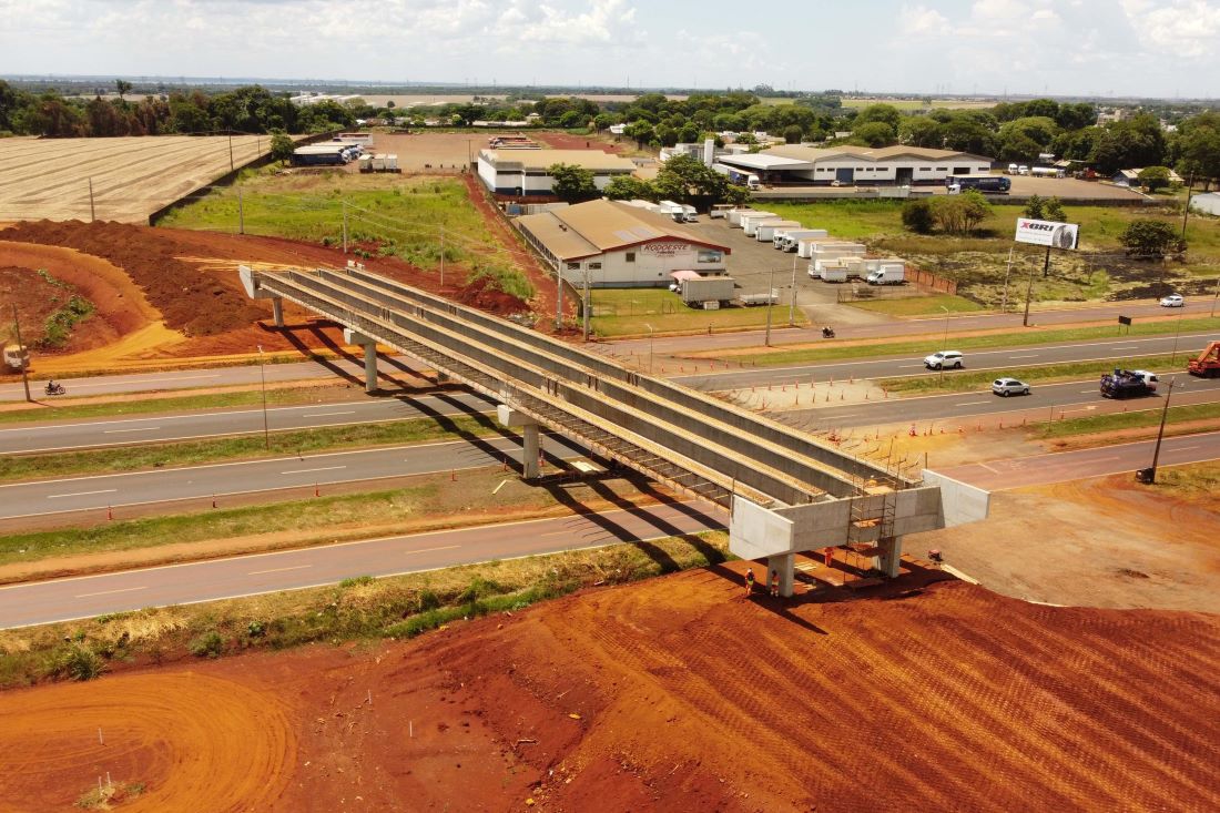 A medida é necessária para o lançamento de pré-lajes de concreto do viaduto, que recentemente teve suas vigas longarinas posicionadas sobre os pilares
Foto: DER