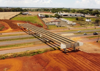 A medida é necessária para o lançamento de pré-lajes de concreto do viaduto, que recentemente teve suas vigas longarinas posicionadas sobre os pilares
Foto: DER