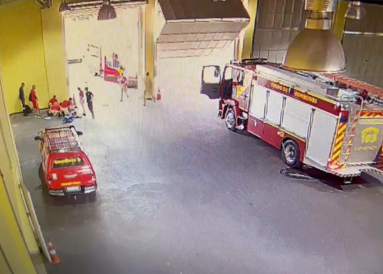 Em Foz do Iguaçu, bombeiros se revezam para ajudar bebê que tinha se afogado em piscina
Foto: CBMPR