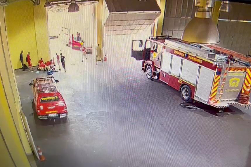 Em Foz do Iguaçu, bombeiros se revezam para ajudar bebê que tinha se afogado em piscina
Foto: CBMPR