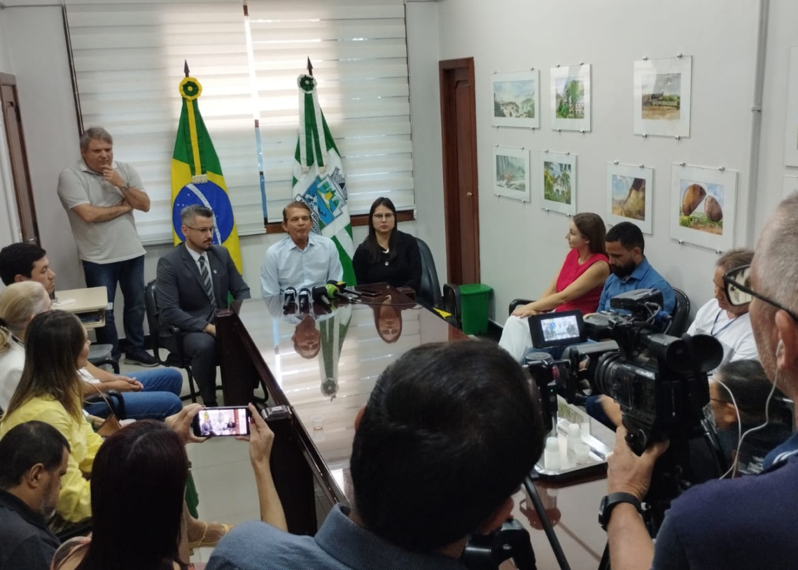 Coletiva de imprensa desta quinta-feira. Foto: PMFI/divulgação