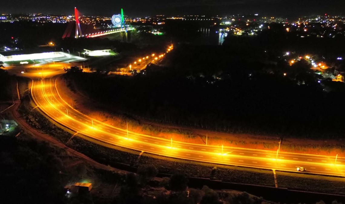 Teste da iluminação da rodovia de acesso à Ponte da Integração, vista ao fundo. Foto: divulgação