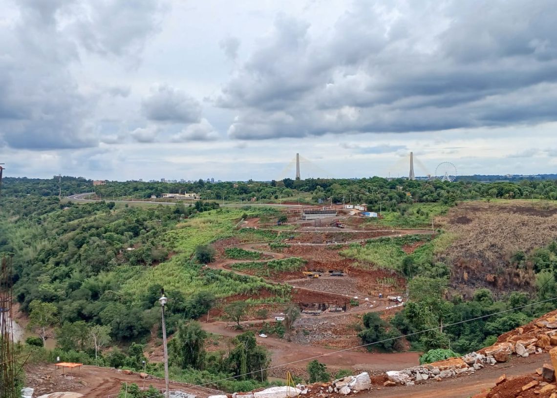 Obras em andamento para dar acesso à Ponte da Integração, que pode ser vista ao fundo. Foto: divulgação