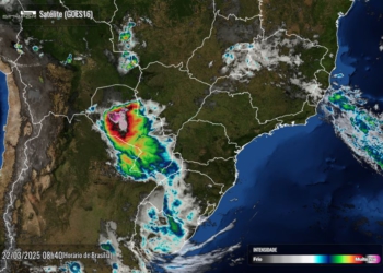 Foto divulgada neste sábado pelo Simepar mostra a proximidade de nuvens sobre a região de Foz do Iguaçu.