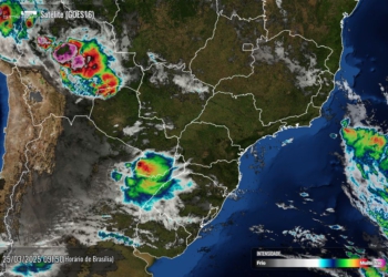 Foto divulgada nesta terça-feira pelo Simepar mostra céu parcialmente encoberto na  fronteira com o Paraguai