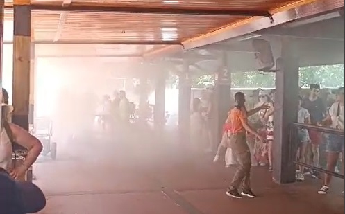 Passageiros assustados com a fumaça. Foto: captura de vídeo.